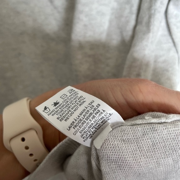 RW&CO. Gray V-Neck Sweater with Ribbed Cuffs size medium - Picture 5 of 6